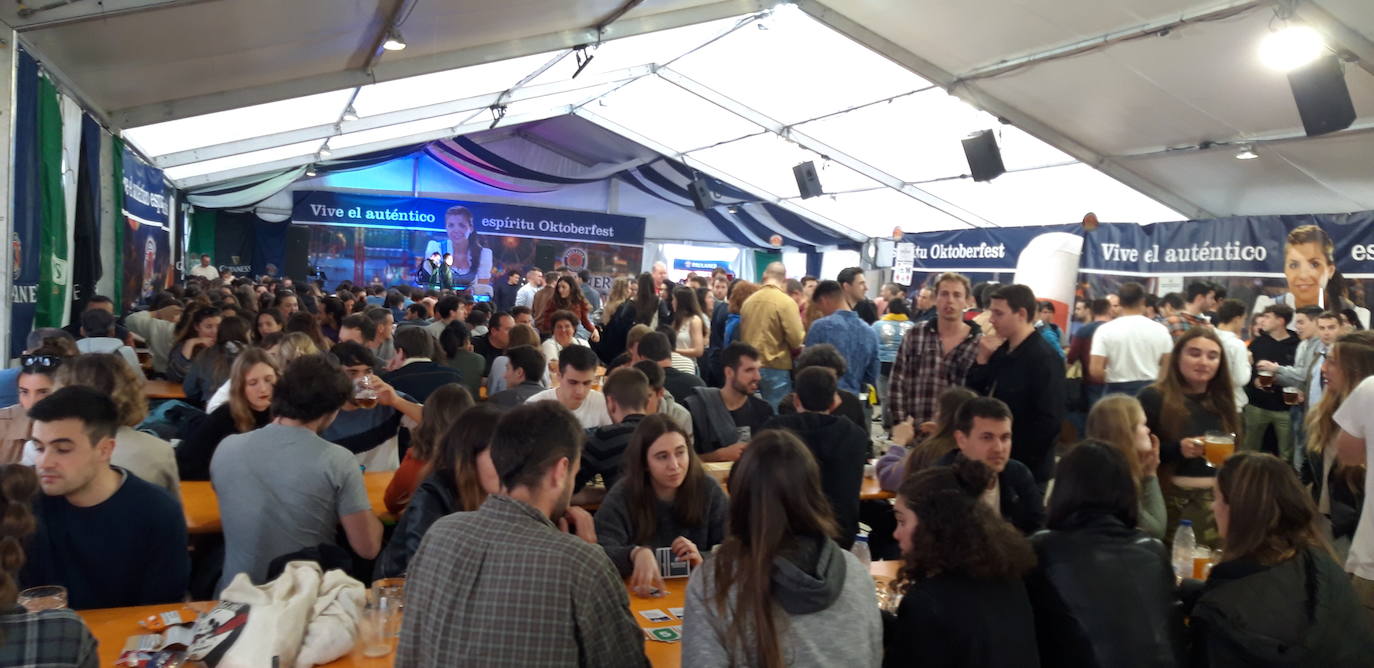 Fotos Cientos de personas acuden a la Feria de la Cerveza de Zarautz